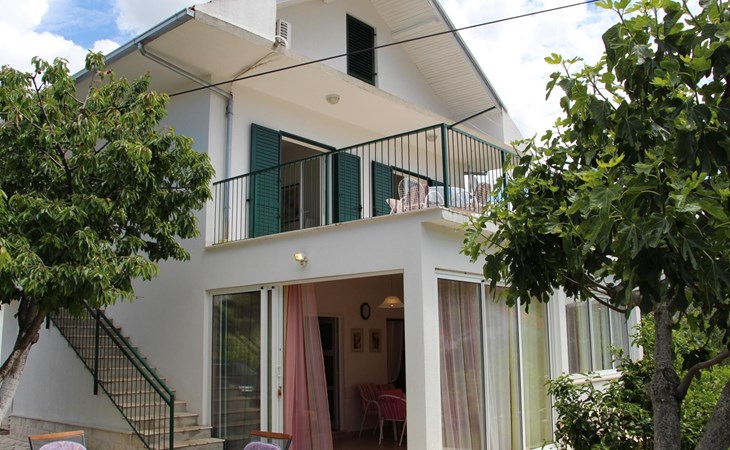 Großes, strandnahes Ferienhaus in Podglavica 1