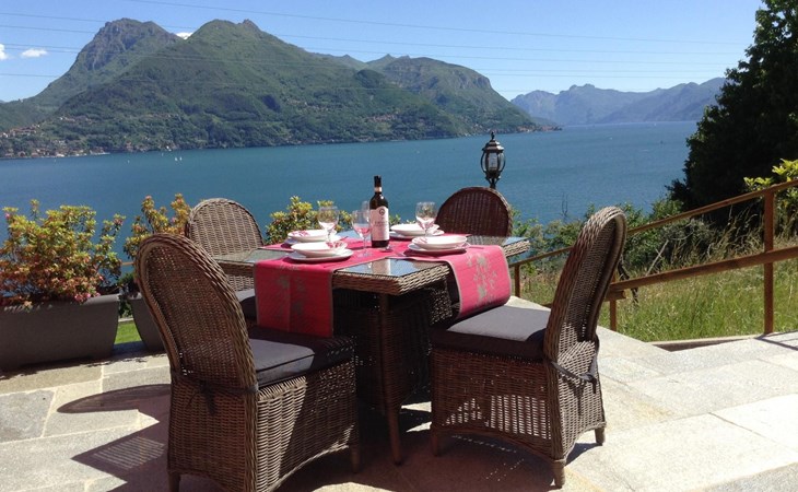 mit Terrasse und tollem See- und Bergblick 1