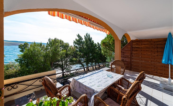 Beach front apartment in Rovanjska 1