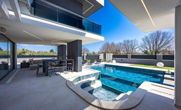 Stunning home in Liznjan 2