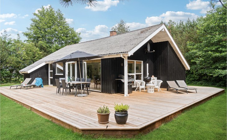 Awesome home in Aakirkeby with WiFi 1