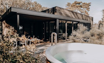 Luxe Waterlodge + hottub (6p) 2