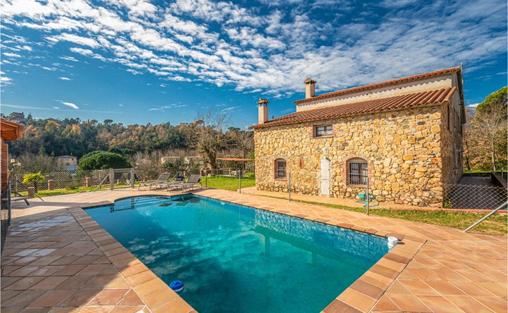 4 bedroom nice home in Riells i Viabrea 1