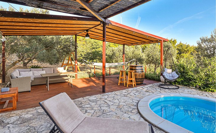 Lovely home in Kastel Kambelovac 1