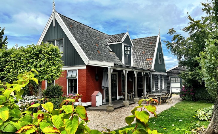 Comfortable 10-person holiday home in Hippolytushoef 1