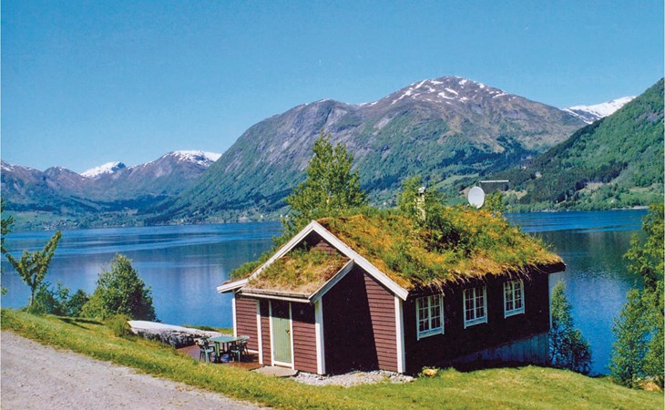 Cozy home in Skei I Jølster with house sea view 1