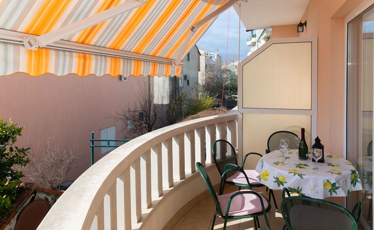 Nice apartment in Makarska with lake view 1