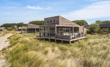 Villa 67 – Pastel Palette | Designvilla am Strand mit Blick auf das Wasser 2