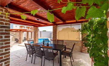 3 bedroom gorgeous home in Pridraga 2