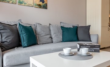 Zuza mit schönem Sonnenbalkon 2