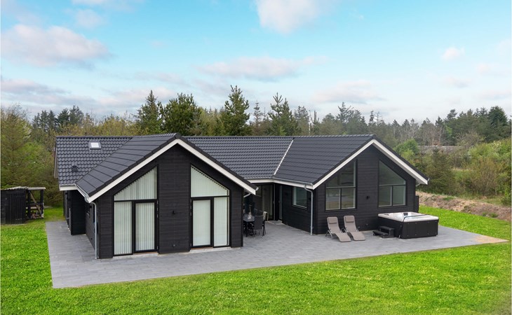 Gorgeous home in Blokhus with jacuzzi 1