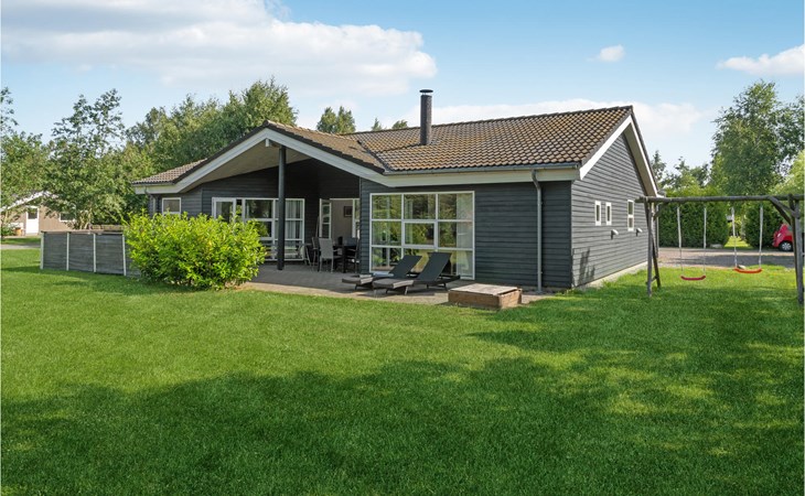 4 bedroom cozy home in Væggerløse 1