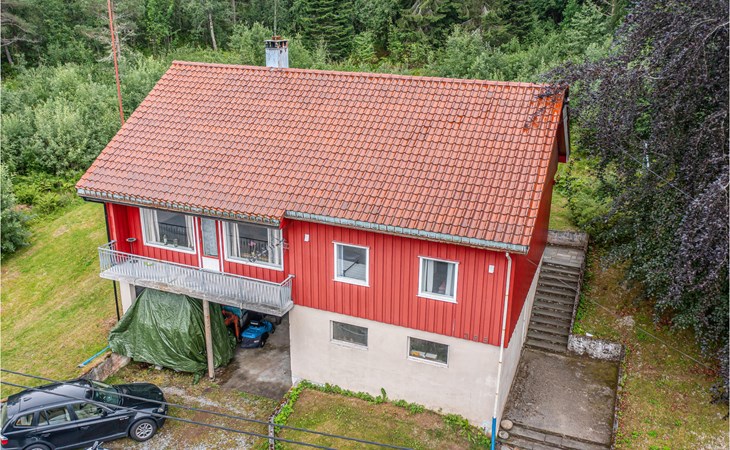 5 bedroom pet friendly home in Vestnes 1