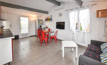 Nice home in Aubignan 2