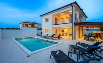 4 Schlafzimmer, 3 Badezimmer, Küche, Wohnzimmer, privater Pool, Grill 2