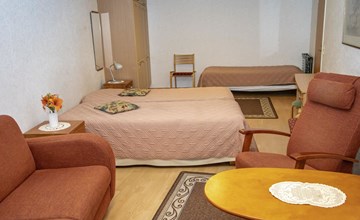 Kylpylä-hotelli, huone 242 2