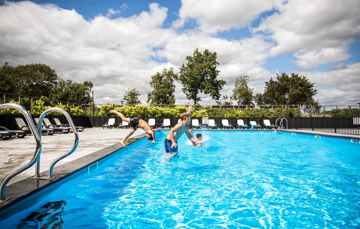 vakantiepark met buitenzwembad